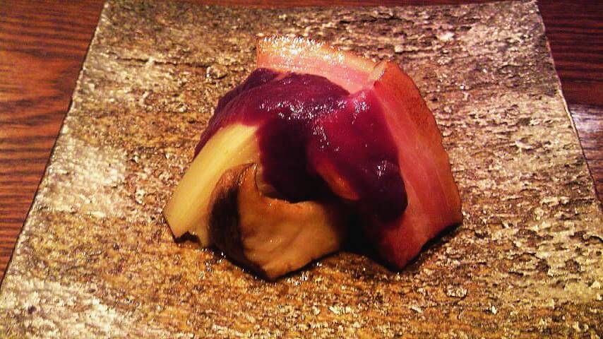 錦雲豚と茸と玉葱の炭火焼き　紫芋ソース